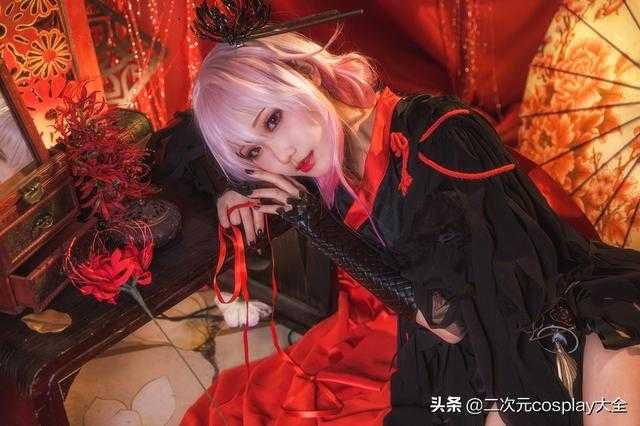 她玩了九年cosplay，父母还会把她的照片印出来做相册-2.jpg