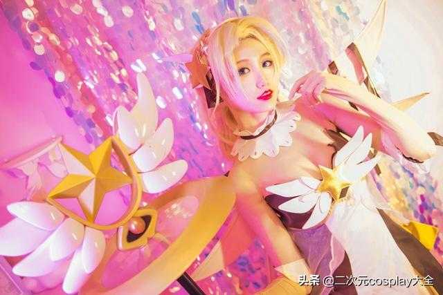 她玩了九年cosplay，父母还会把她的照片印出来做相册-4.jpg