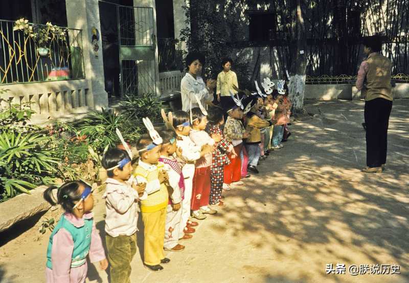 1982年的中国，罕见生活老照片，那些年水果网兜的记忆-3.jpg