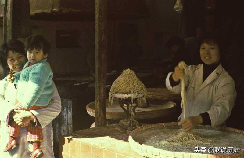 1982年的中国，罕见生活老照片，那些年水果网兜的记忆-8.jpg