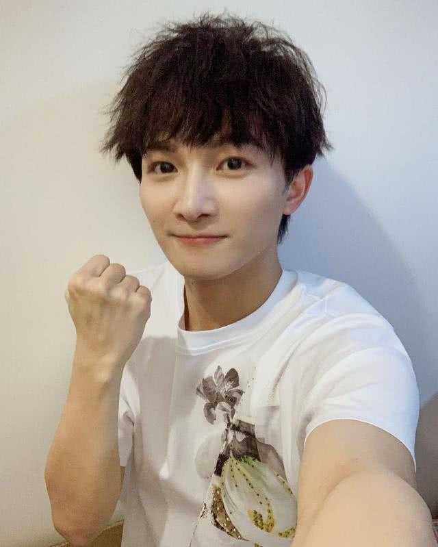 凭借中国好声音这个综艺节目，让周深大放光彩，在台下却很普通？-2.jpg