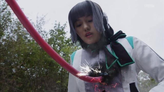 假面骑士01：“圣诞节”提前到来，依兹老婆中招，秘书成移动靶子-2.jpg