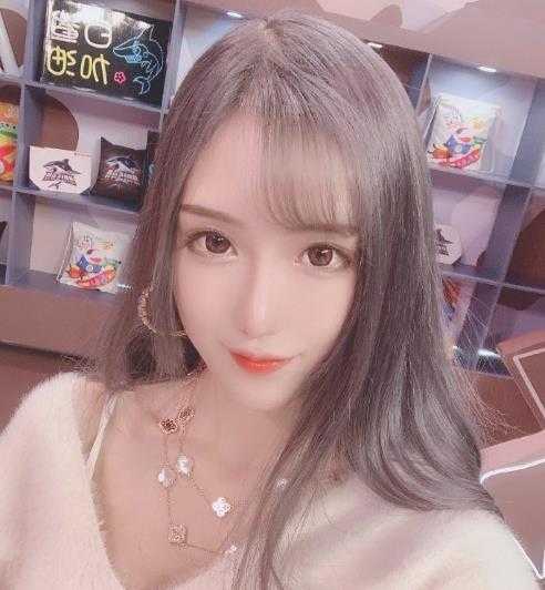 女神幻灭？腐团儿参与电竞知名开车平台，出来后衣服穿反了-3.jpg