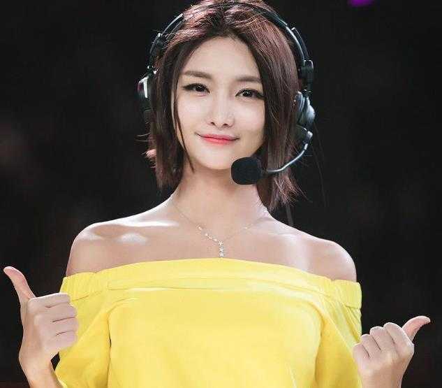 还记得当年CF百城联赛吗？拿到冠军的女孩玩电竞都10年了-1.jpg