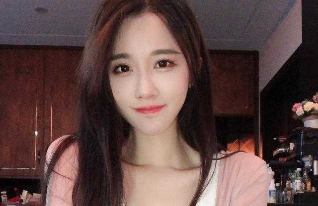 最美女老师走红，不是因为长得好看，而是因为背上的他-1.jpg
