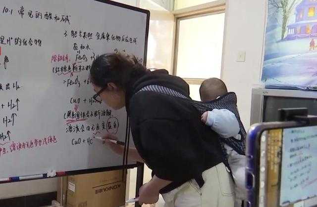 最美女老师走红，不是因为长得好看，而是因为背上的他-4.jpg