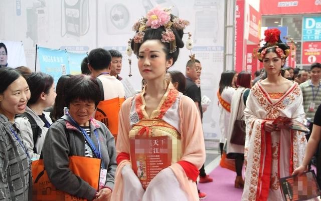 变装、伪娘文化为何如此盛行？是什么原因导致“TA”们喜欢异装？-6.jpg