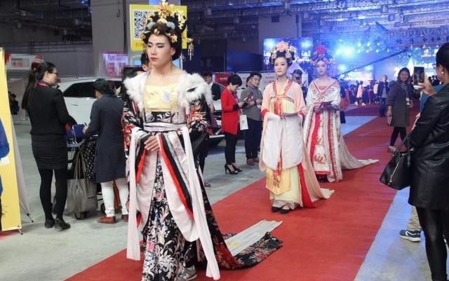 变装、伪娘文化为何如此盛行？是什么原因导致“TA”们喜欢异装？-5.jpg