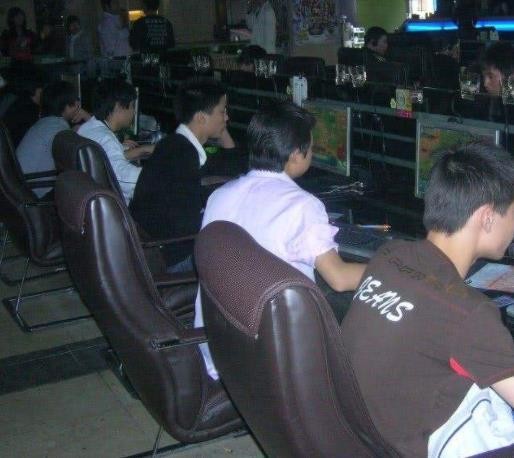 电竞圈再度刷新下限，男解说脚踏3只船，女孩精神被整出问题-1.jpg