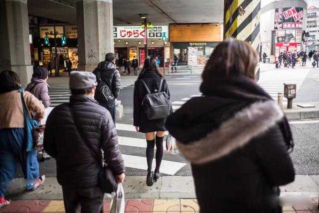 伪娘变装出门：穿短裙要注意什么？还要知道这些走路和站姿技巧！-3.jpg