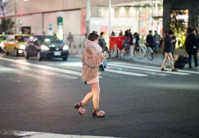 伪娘变装出门：穿短裙要注意什么？还要知道这些走路和站姿技巧！-5.jpg