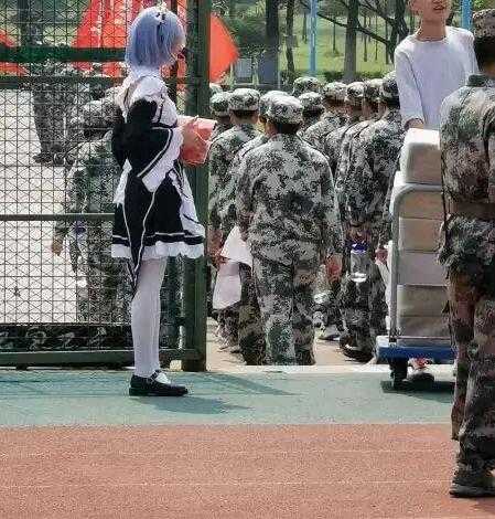 日本不愧是动漫大国，有的家长不仅支持孩子看本子，女装也不反对-1.jpg