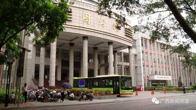南宁某高校图书馆出现“变装男”，穿女装做不可描述动作，再看到速报警！-3.jpg