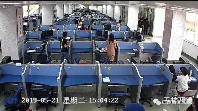 南宁某高校图书馆出现“变装男”，穿女装做不可描述动作，再看到速报警！-5.jpg