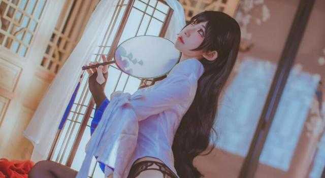 少女前线95式枪娘玉玲珑cos照，黑发蓝花称绝，脚踝处有亮点-4.jpg