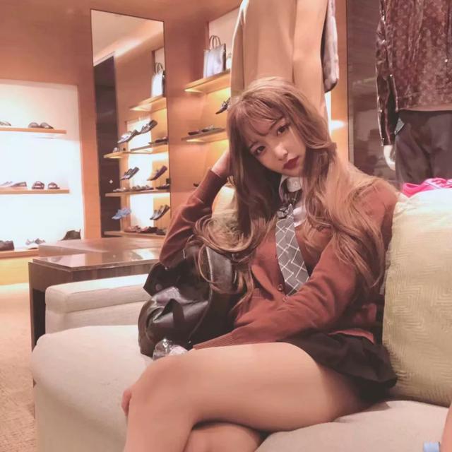 他是网红伪娘，直播时发现整过容，网友：一个整容失败的案例！-3.jpg