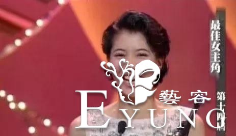 19岁靠脸轰动娱乐圈，却因惹怒成龙无戏可拍，如今靠综艺翻身-13.jpg