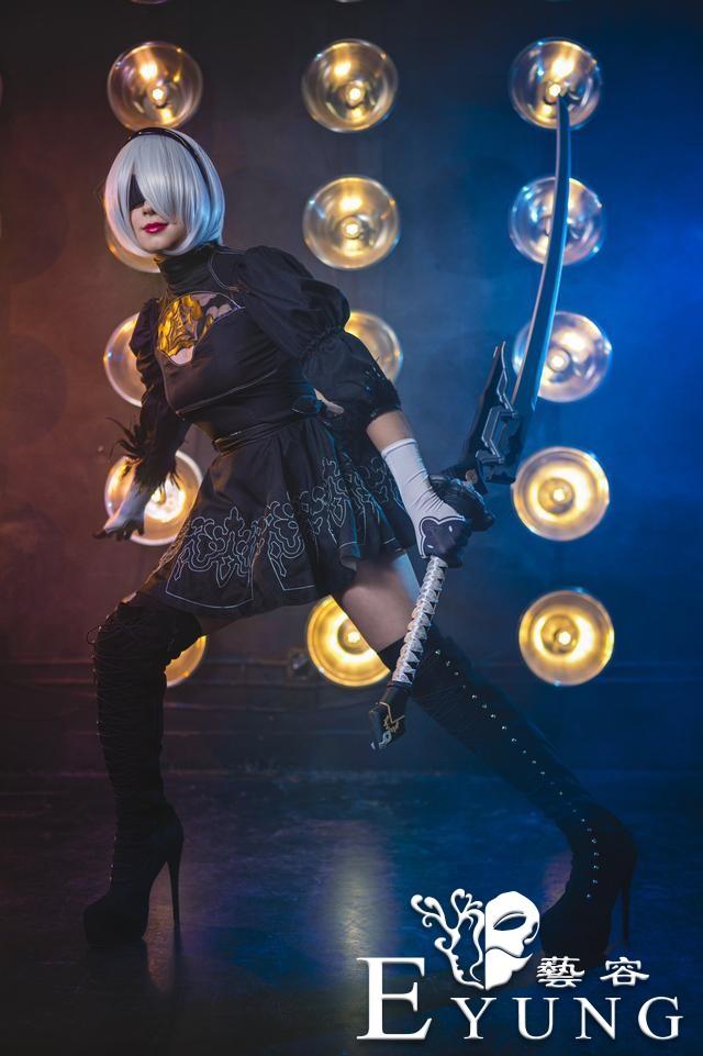 美国“女装大佬”的COSPLAY作品！欣赏一下“美艳动人”的小哥-3.jpg