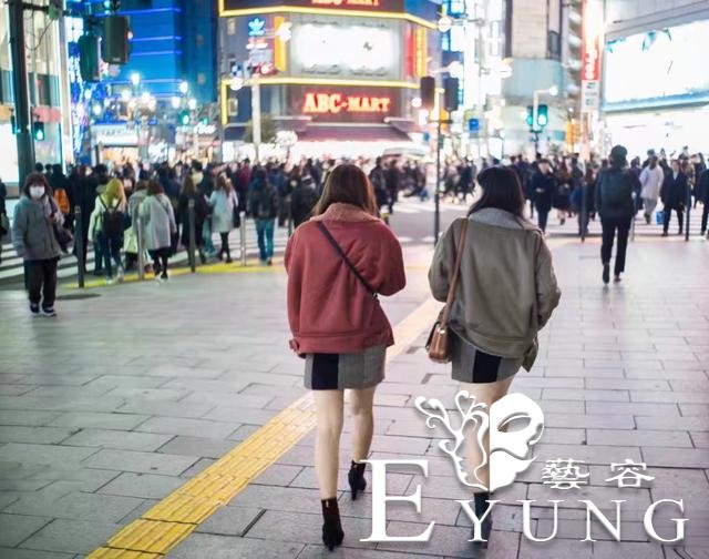 伪娘变装出门：穿短裙要注意什么？还要知道这些走路和站姿技巧！-2.jpg