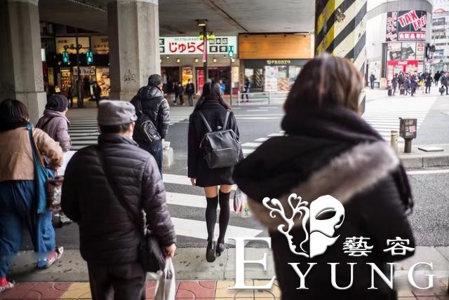 伪娘变装出门：穿短裙要注意什么？还要知道这些走路和站姿技巧！-3.jpg