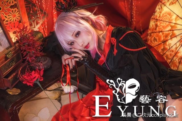 她玩了九年cosplay，父母还会把她的照片印出来做相册-2.jpg