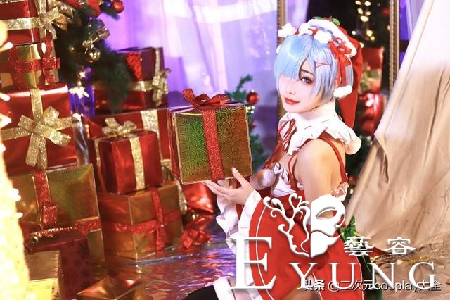 她玩了九年cosplay，父母还会把她的照片印出来做相册-1.jpg