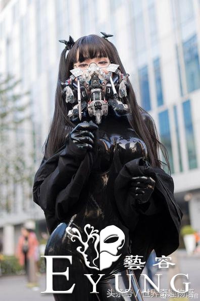 有前也有后！伪娘穿紧身皮衣露诱人魔鬼曲线-4.jpg