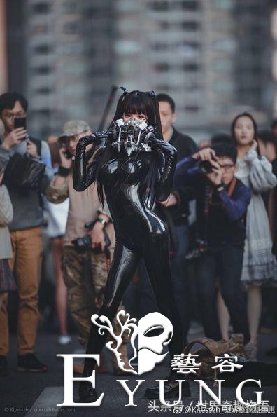 有前也有后！伪娘穿紧身皮衣露诱人魔鬼曲线-3.jpg