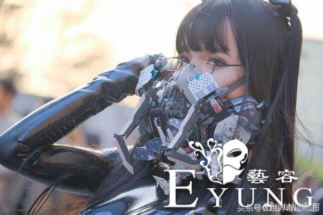 有前也有后！伪娘穿紧身皮衣露诱人魔鬼曲线-7.jpg