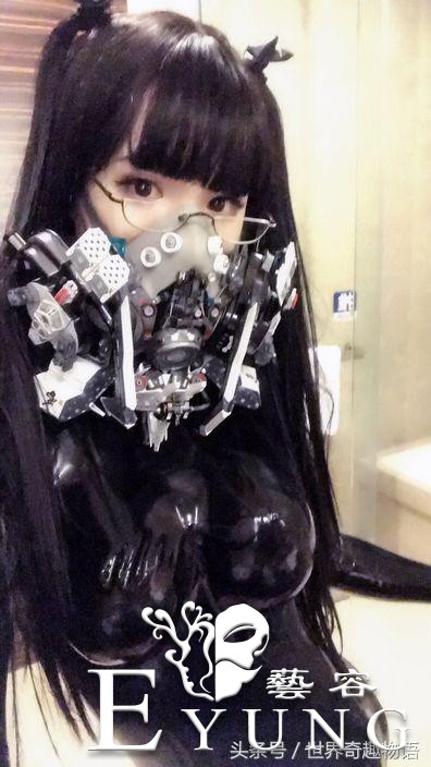 有前也有后！伪娘穿紧身皮衣露诱人魔鬼曲线-5.jpg