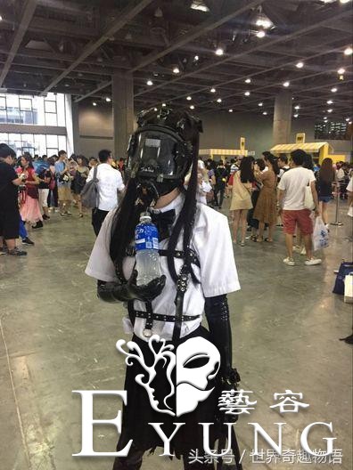 有前也有后！伪娘穿紧身皮衣露诱人魔鬼曲线-12.jpg