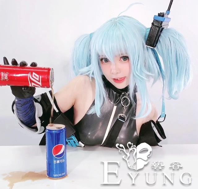 胶衣COS代表人“六二二”，平时的她其实是个双马尾萌妹-1.jpg