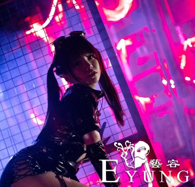 胶衣COS代表人“六二二”，平时的她其实是个双马尾萌妹-4.jpg
