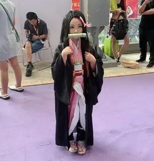 小学生玩起cos简直神还原，那些假扮萝莉的大人这下尴尬了-2.jpg