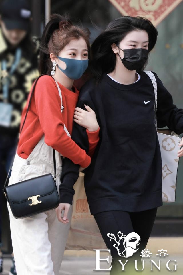“大虞海棠”私服，虞书欣穿背带裤走甜嗲风，赵小棠一身酷黑太飒-1.jpg