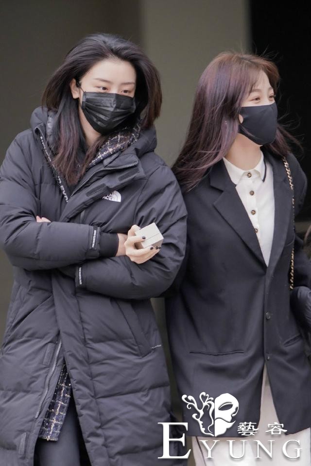 “大虞海棠”私服，虞书欣穿背带裤走甜嗲风，赵小棠一身酷黑太飒-4.jpg