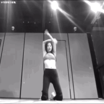 一句“哇哦”让李佳琦也着魔，为什么虞书欣越作越嗲越招人爱？-20.jpg