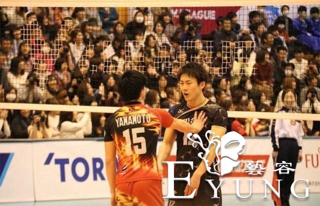 谁说二次元离我们遥远？两个排球运动员推搡、亲吻，被太太动漫化-3.jpg