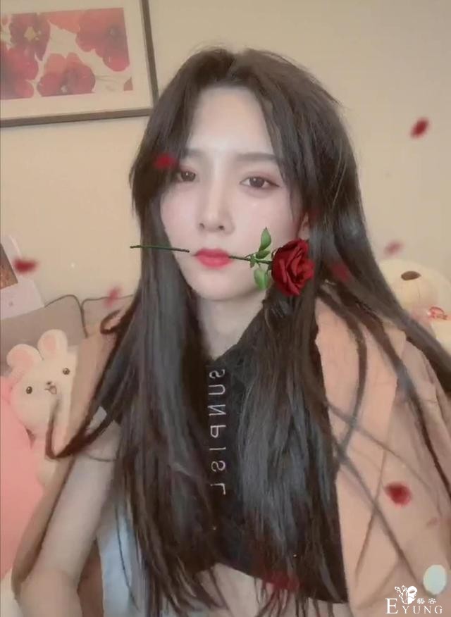 帅小伙沉迷“男扮女装”，因姿态魅惑火了，连女生也自愧不如-3.jpg