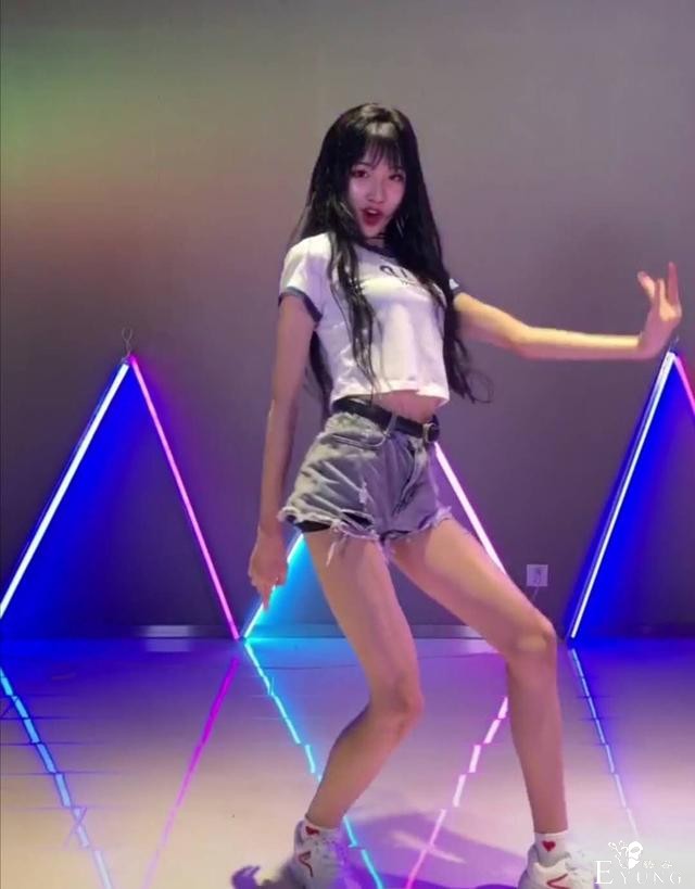 帅小伙沉迷“男扮女装”，因姿态魅惑火了，连女生也自愧不如-5.jpg