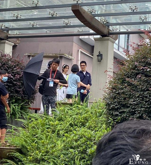 黄晓明穿连体裤遇刁钻视角，暴露五五分身材，腿显得没赵丽颖的长-1.jpg