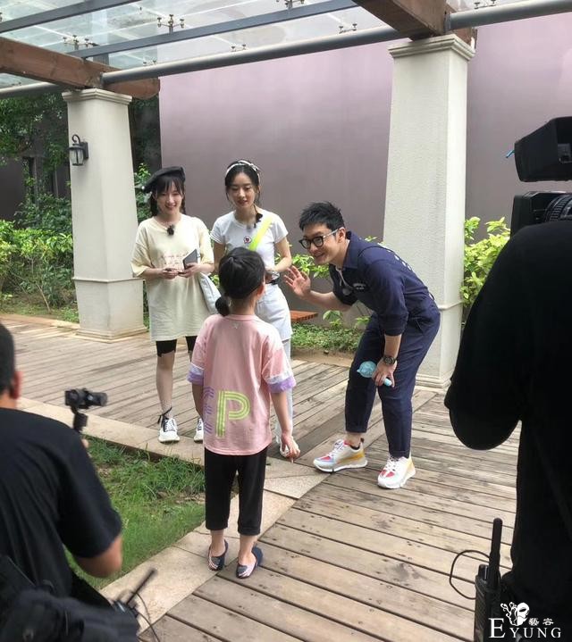 黄晓明穿连体裤遇刁钻视角，暴露五五分身材，腿显得没赵丽颖的长-3.jpg