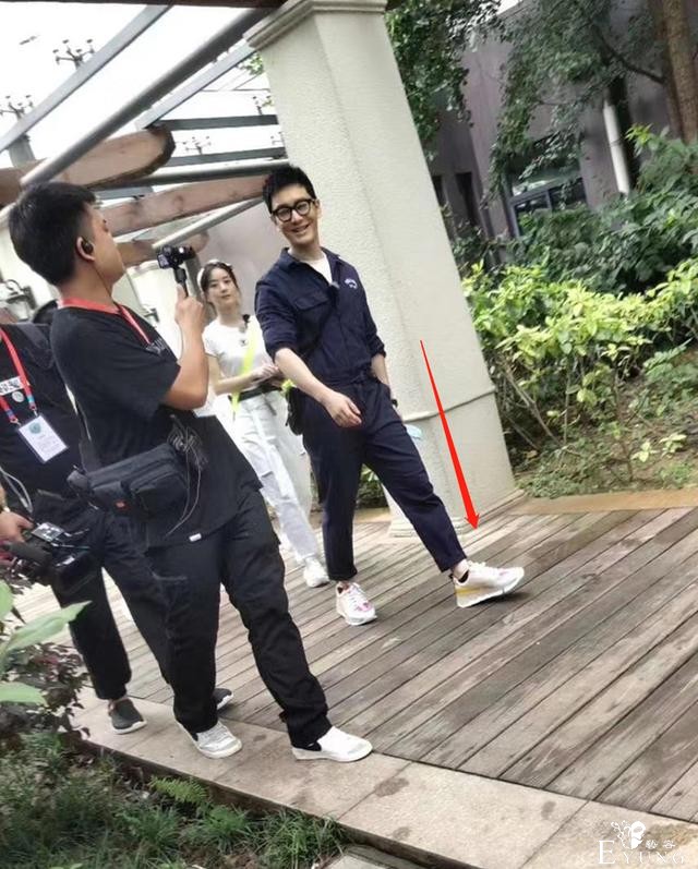 黄晓明穿连体裤遇刁钻视角，暴露五五分身材，腿显得没赵丽颖的长-4.jpg