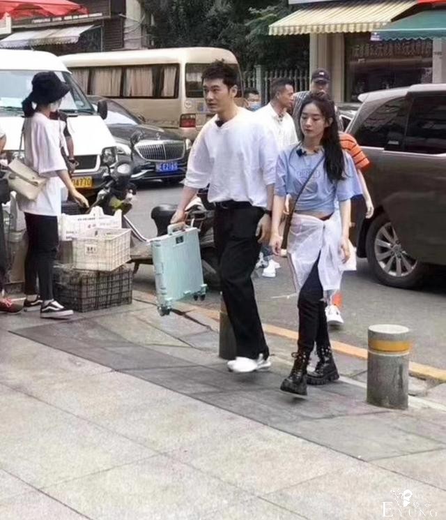 黄晓明穿连体裤遇刁钻视角，暴露五五分身材，腿显得没赵丽颖的长-5.jpg