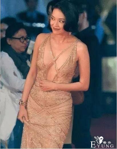 44岁舒淇大胆挑战“3D丝带”礼服，网友：冯德伦眼光可谓真毒-2.jpg