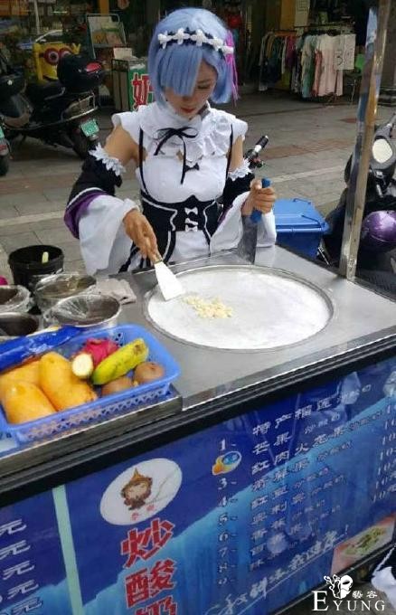 宅女COS雷姆卖炒酸奶，宅男穿动漫T恤卖烤肠，大家都不容易-1.jpg