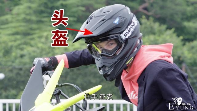 假面骑士01：虾饺又玩“骑行变身”，看后直呼辱智商，头盔竟失踪-1.jpg