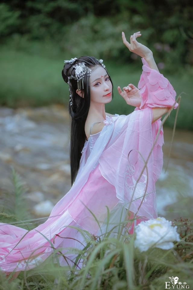 三位气质COSER扮演的国产游戏《剑网情缘3》七秀派角色！很有仙气-11.jpg