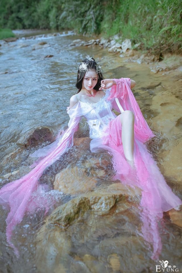 三位气质COSER扮演的国产游戏《剑网情缘3》七秀派角色！很有仙气-19.jpg