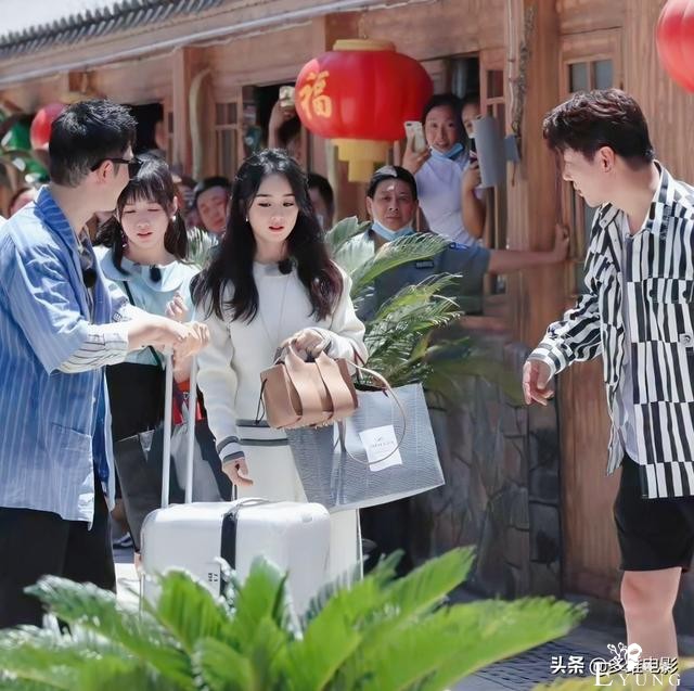 赵丽颖后又一位当红女星录《中餐厅》，路透照曝光：身材难分伯仲-2.jpg
